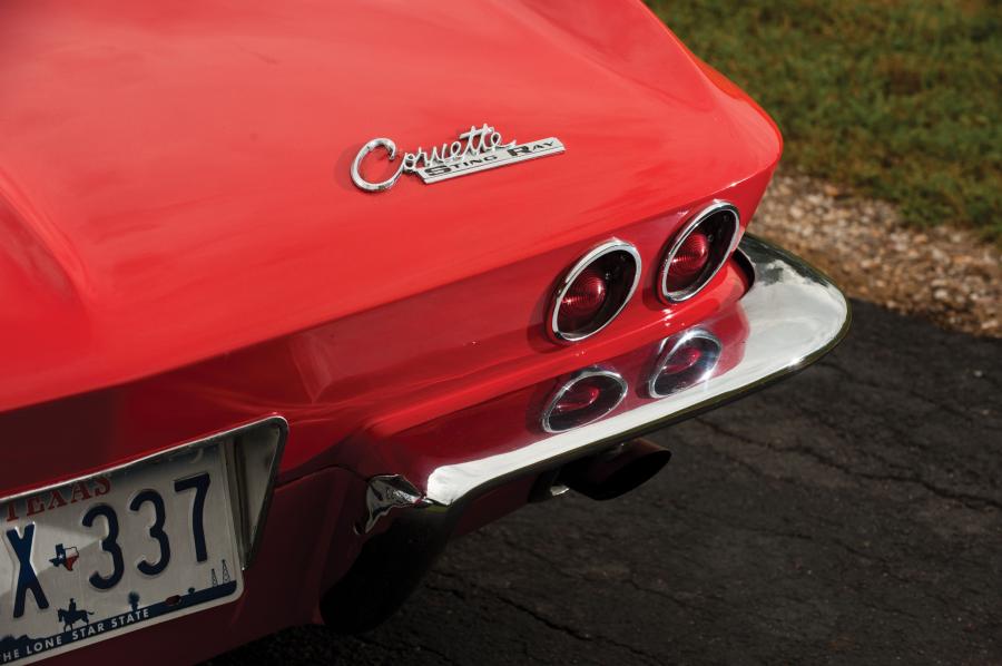  Chevrolet Corvette Stingray Convertible 1965 года  (фото 11 из 28)